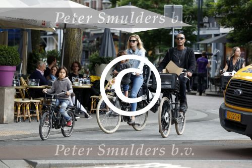 Amsterdam 26 juni 2017
Doutzen Kroes en Sunnery James fietsend met hun kinderen PHyllon en Myllena