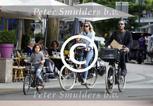 Amsterdam 26 juni 2017
Doutzen Kroes en Sunnery James fietsend met hun kinderen PHyllon en Myllena