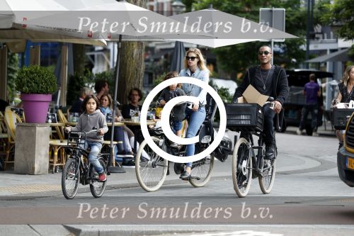 Amsterdam 26 juni 2017
Doutzen Kroes en Sunnery James fietsend met hun kinderen PHyllon en Myllena