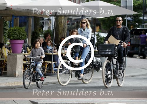 Amsterdam 26 juni 2017
Doutzen Kroes en Sunnery James fietsend met hun kinderen PHyllon en Myllena