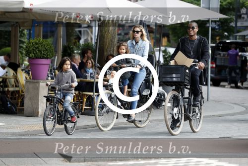 Amsterdam 26 juni 2017
Doutzen Kroes en Sunnery James fietsend met hun kinderen PHyllon en Myllena
