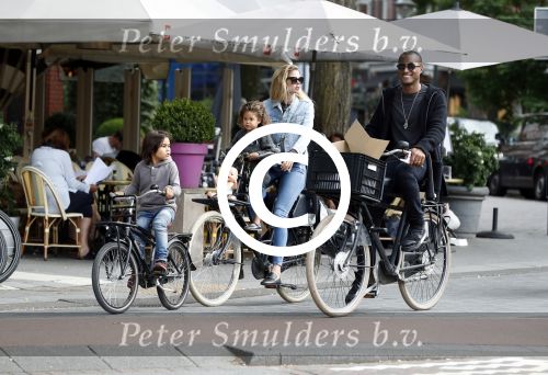 Amsterdam 26 juni 2017
Doutzen Kroes en Sunnery James fietsend met hun kinderen PHyllon en Myllena