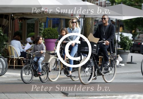 Amsterdam 26 juni 2017
Doutzen Kroes en Sunnery James fietsend met hun kinderen PHyllon en Myllena