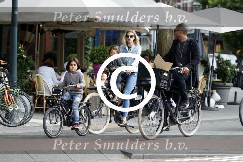 Amsterdam 26 juni 2017
Doutzen Kroes en Sunnery James fietsend met hun kinderen PHyllon en Myllena