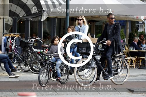 Amsterdam 26 juni 2017
Doutzen Kroes en Sunnery James fietsend met hun kinderen PHyllon en Myllena
