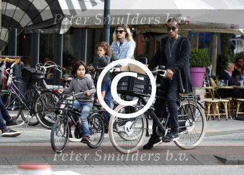 Amsterdam 26 juni 2017
Doutzen Kroes en Sunnery James fietsend met hun kinderen PHyllon en Myllena