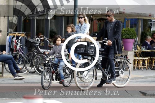 Amsterdam 26 juni 2017
Doutzen Kroes en Sunnery James fietsend met hun kinderen PHyllon en Myllena