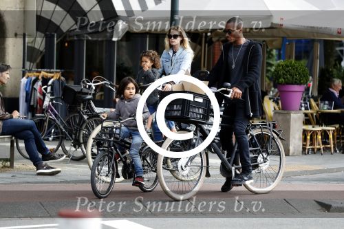 Amsterdam 26 juni 2017
Doutzen Kroes en Sunnery James fietsend met hun kinderen PHyllon en Myllena