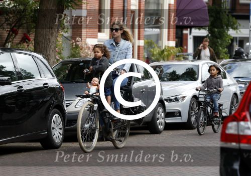 Amsterdam 26 juni 2017
Doutzen Kroes en Sunnery James fietsend met hun kinderen PHyllon en Myllena