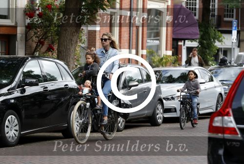 Amsterdam 26 juni 2017
Doutzen Kroes en Sunnery James fietsend met hun kinderen PHyllon en Myllena