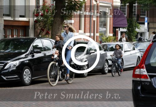 Amsterdam 26 juni 2017
Doutzen Kroes en Sunnery James fietsend met hun kinderen PHyllon en Myllena