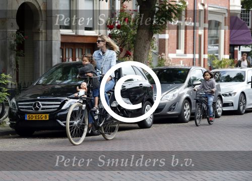 Amsterdam 26 juni 2017
Doutzen Kroes en Sunnery James fietsend met hun kinderen PHyllon en Myllena