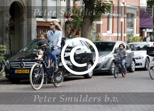 Amsterdam 26 juni 2017
Doutzen Kroes en Sunnery James fietsend met hun kinderen PHyllon en Myllena