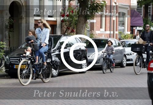 Amsterdam 26 juni 2017
Doutzen Kroes en Sunnery James fietsend met hun kinderen PHyllon en Myllena