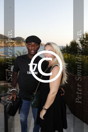 ibiza 23 juni 2017
Opening restarant club Xaxa van EWesley Sneijder en zijn vrouw Yolanthe Sneijder Cabau op eht strand van Cala Tarida. Eljero Elia met vrouw