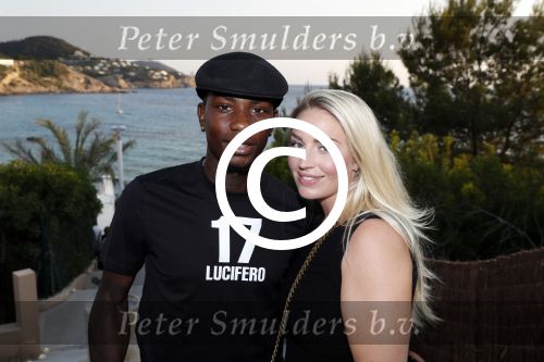 ibiza 23 juni 2017
Opening restarant club Xaxa van EWesley Sneijder en zijn vrouw Yolanthe Sneijder Cabau op eht strand van Cala Tarida. Eljero Elia met vrouw