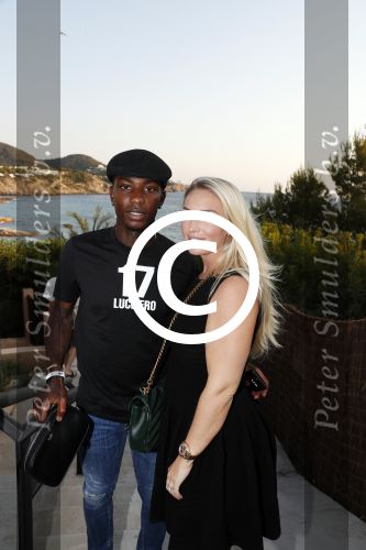 ibiza 23 juni 2017
Opening restarant club Xaxa van EWesley Sneijder en zijn vrouw Yolanthe Sneijder Cabau op eht strand van Cala Tarida. Eljero Elia met zijn vrouw