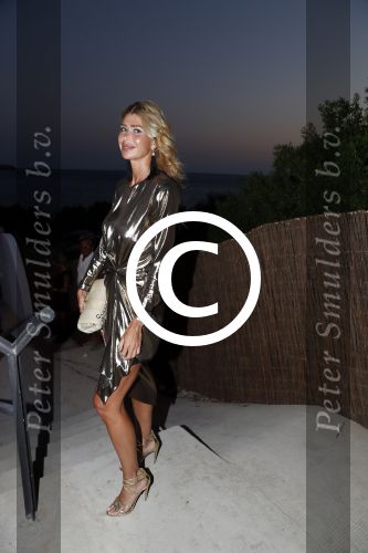 ibiza 23 juni 2017
Opening restarant club Xaxa van EWesley Sneijder en zijn vrouw Yolanthe Sneijder Cabau op eht strand van Cala Tarida. Estelle Cruijff