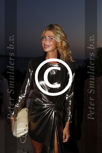 ibiza 23 juni 2017
Opening restarant club Xaxa van EWesley Sneijder en zijn vrouw Yolanthe Sneijder Cabau op eht strand van Cala Tarida. Estelle Cruijff met Winonah de Jong