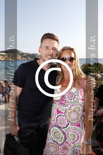 ibiza 23 juni 2017
Opening restarant club Xaxa van Wesley Sneijder en zijn vrouw Yolanthe Sneijder Cabau op eht strand van Cala Tarida. Koos v Plateringen met een fan