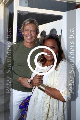 ibiza 23 juni 2017
Opening restarant club Xaxa van EWesley Sneijder en zijn vrouw Yolanthe Sneijder Cabau op eht strand van Cala Tarida. Patty Brard met man Antoine