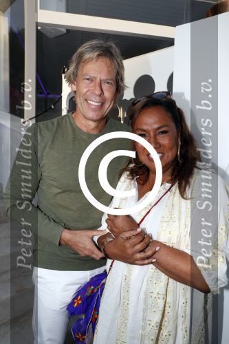 ibiza 23 juni 2017
Opening restarant club Xaxa van EWesley Sneijder en zijn vrouw Yolanthe Sneijder Cabau op eht strand van Cala Tarida. Patty Brard met man Antoine