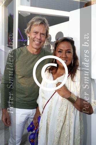 ibiza 23 juni 2017
Opening restarant club Xaxa van EWesley Sneijder en zijn vrouw Yolanthe Sneijder Cabau op eht strand van Cala Tarida. Patty Brard met man Antoine