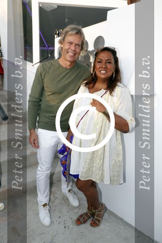 ibiza 23 juni 2017
Opening restarant club Xaxa van EWesley Sneijder en zijn vrouw Yolanthe Sneijder Cabau op eht strand van Cala Tarida. Patty Brard met man Antoine