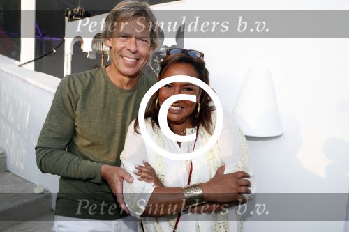 ibiza 23 juni 2017
Opening restarant club Xaxa van EWesley Sneijder en zijn vrouw Yolanthe Sneijder Cabau op eht strand van Cala Tarida. Patty Brard met man Antoine