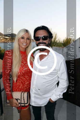ibiza 23 juni 2017
Opening restarant club Xaxa van EWesley Sneijder en zijn vrouw Yolanthe Sneijder Cabau op eht strand van Cala Tarida. Peter v Merksteijn met vriendin