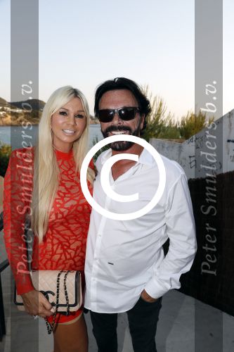 ibiza 23 juni 2017
Opening restarant club Xaxa van EWesley Sneijder en zijn vrouw Yolanthe Sneijder Cabau op eht strand van Cala Tarida. Peter v Merksteijn met vriendin