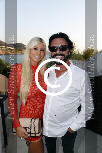 ibiza 23 juni 2017
Opening restarant club Xaxa van EWesley Sneijder en zijn vrouw Yolanthe Sneijder Cabau op eht strand van Cala Tarida. Peter v Merksteijn met vriendin