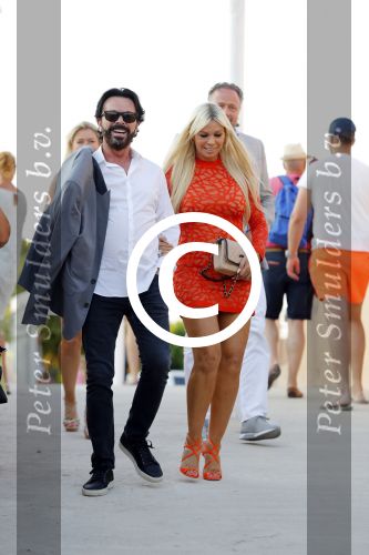 ibiza 23 juni 2017
Opening restarant club Xaxa van EWesley Sneijder en zijn vrouw Yolanthe Sneijder Cabau op eht strand van Cala Tarida. Peter v Merksteijn met vriendin