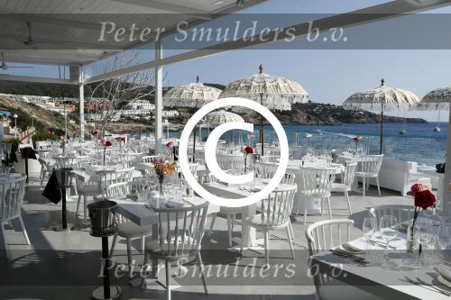 ibiza 23 juni 2017
Opening restarant club Xaxa van EWesley Sneijder en zijn vrouw Yolanthe Sneijder Cabau op eht strand van Cala Tarida.