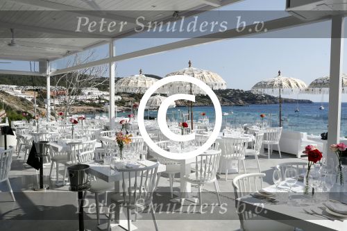 ibiza 23 juni 2017
Opening restarant club Xaxa van EWesley Sneijder en zijn vrouw Yolanthe Sneijder Cabau op eht strand van Cala Tarida.
