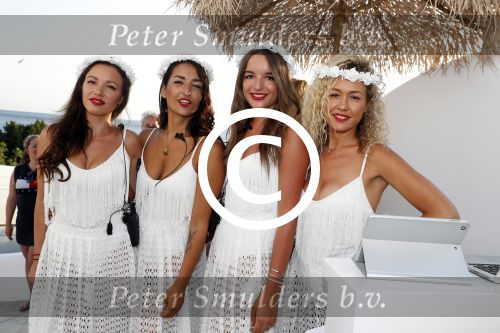 ibiza 23 juni 2017
Opening restarant club Xaxa van EWesley Sneijder en zijn vrouw Yolanthe Sneijder Cabau op eht strand van Cala Tarida.