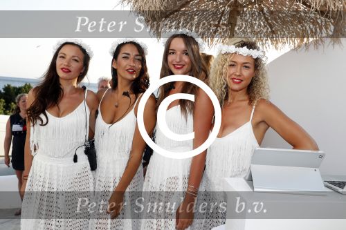ibiza 23 juni 2017
Opening restarant club Xaxa van EWesley Sneijder en zijn vrouw Yolanthe Sneijder Cabau op eht strand van Cala Tarida.