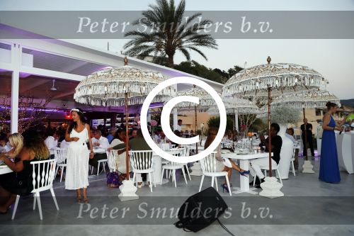 ibiza 23 juni 2017
Opening restarant club Xaxa van EWesley Sneijder en zijn vrouw Yolanthe Sneijder Cabau op eht strand van Cala Tarida.