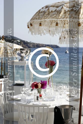 ibiza 23 juni 2017
Opening restarant club Xaxa van EWesley Sneijder en zijn vrouw Yolanthe Sneijder Cabau op eht strand van Cala Tarida.