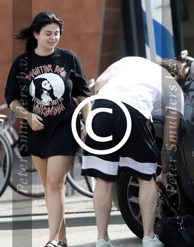 Amsterdam Vinkeveen 20 juni 2017
Roxeanne Hazes brengt haar verloofde Erik Zwennes naar het station. Roxeanne draagt een T shirt met dochter van Dre opschrift.