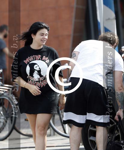 Amsterdam Vinkeveen 20 juni 2017
Roxeanne Hazes brengt haar verloofde Erik Zwennes naar het station. Roxeanne draagt een T shirt met dochter van Dre opschrift.
