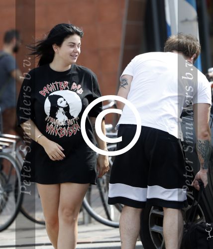 Amsterdam Vinkeveen 20 juni 2017
Roxeanne Hazes brengt haar verloofde Erik Zwennes naar het station. Roxeanne draagt een T shirt met dochter van Dre opschrift.