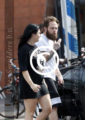 Amsterdam Vinkeveen 20 juni 2017
Roxeanne Hazes brengt haar verloofde Erik Zwennes naar het station. Roxeanne draagt een T shirt met dochter van Dre opschrift.