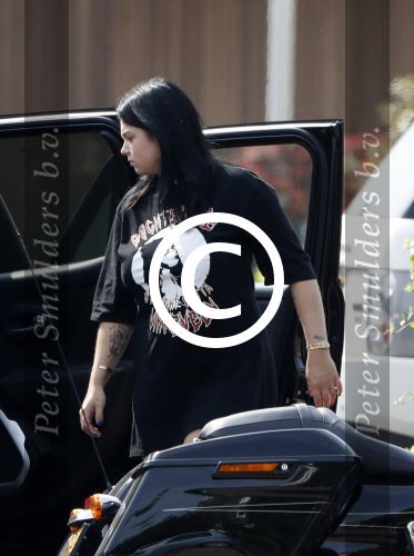 Amsterdam Vinkeveen 20 juni 2017
Roxeanne Hazes brengt haar verloofde Erik Zwennes naar het station. Roxeanne draagt een T shirt met dochter van Dre opschrift.