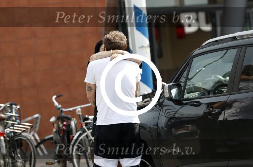 Amsterdam Vinkeveen 20 juni 2017
Roxeanne Hazes brengt haar verloofde Erik Zwennes naar het station. Roxeanne draagt een T shirt met dochter van Dre opschrift.