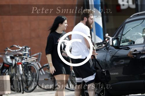Amsterdam Vinkeveen 20 juni 2017
Roxeanne Hazes brengt haar verloofde Erik Zwennes naar het station. Roxeanne draagt een T shirt met dochter van Dre opschrift.
