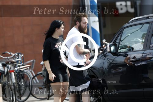 Amsterdam Vinkeveen 20 juni 2017
Roxeanne Hazes brengt haar verloofde Erik Zwennes naar het station. Roxeanne draagt een T shirt met dochter van Dre opschrift.