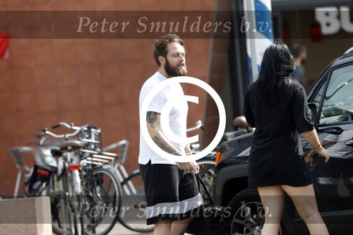 Amsterdam Vinkeveen 20 juni 2017
Roxeanne Hazes brengt haar verloofde Erik Zwennes naar het station. Roxeanne draagt een T shirt met dochter van Dre opschrift.