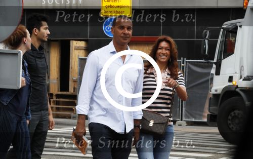 Amsterdam 29 juni 2017
Ruud Gullit en zijn vriendin Karin de Rooij op straat in amsterdam zuid