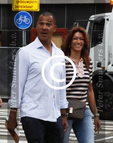 Amsterdam 29 juni 2017
Ruud Gullit en zijn vriendin Karin de Rooij op straat in amsterdam zuid